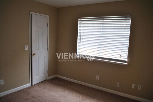 Building Photo - 4073 N Country Dr