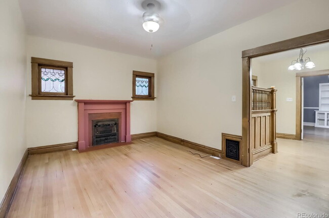 Building Photo - Charming 4 Bed, 2 Bath Town Home in Prime ...