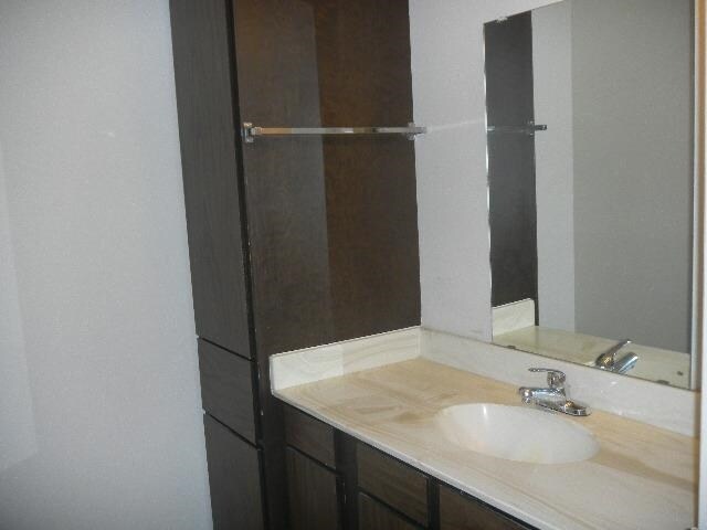 Building Photo - 100 Royal Way Dr