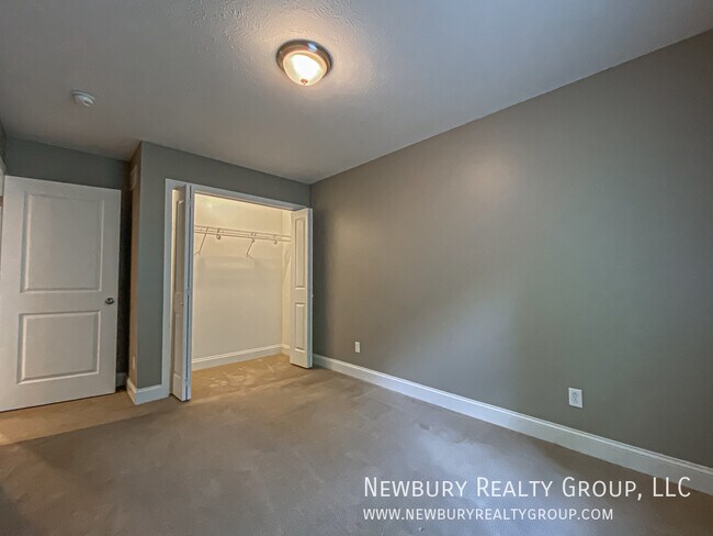 Building Photo - 147 Banksville Pl