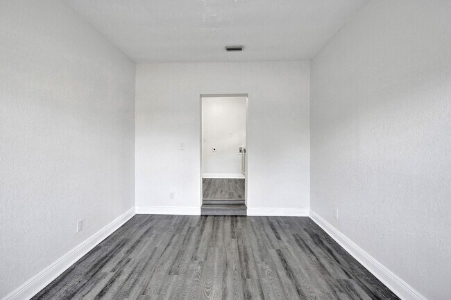 Building Photo - Beautiful 3 bedroom 2 bath Home in Miramar...