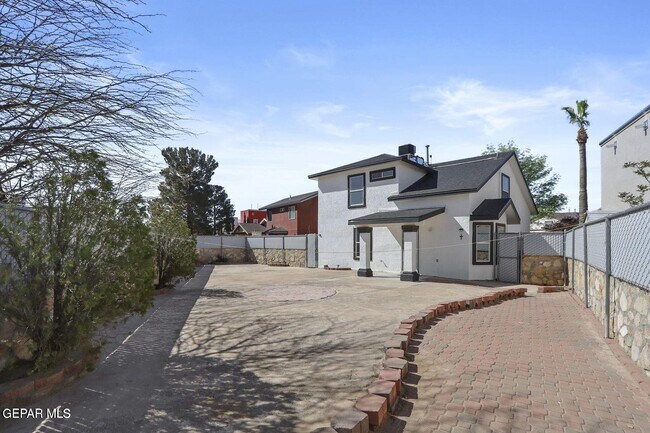 Building Photo - 12425 Red Sun Dr