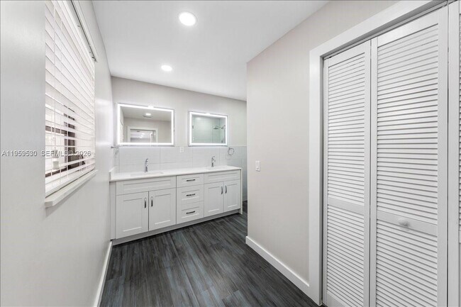 Building Photo - 7705 SW 66th St