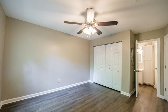 Building Photo - 4 BR 3 BA Town House! AVAILABLE AUGUST!