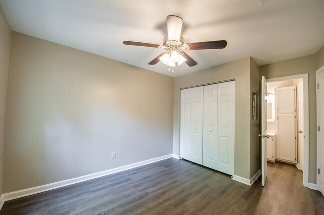 Building Photo - Gorgeous 4 BR 3 BA Town House Right By FSU and TCC!