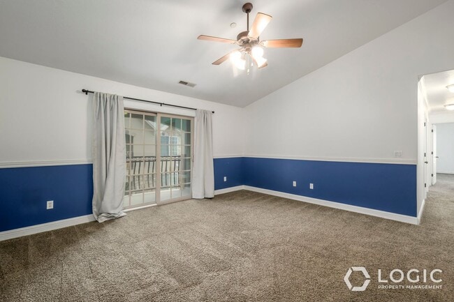 Building Photo - Stunning Top Floor Condo in Great Location!