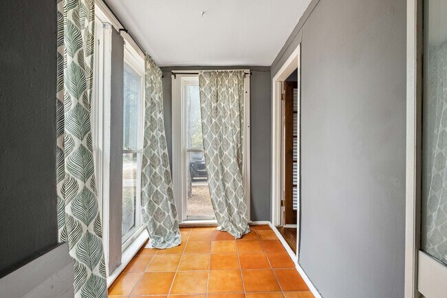 Building Photo - Charming Bryker Woods Retreat