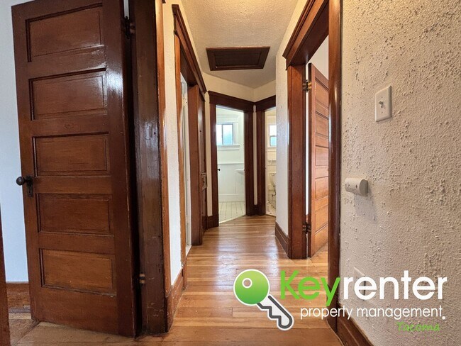 Building Photo - Unique 3-Bedroom Tacoma Home with Fenced Y...