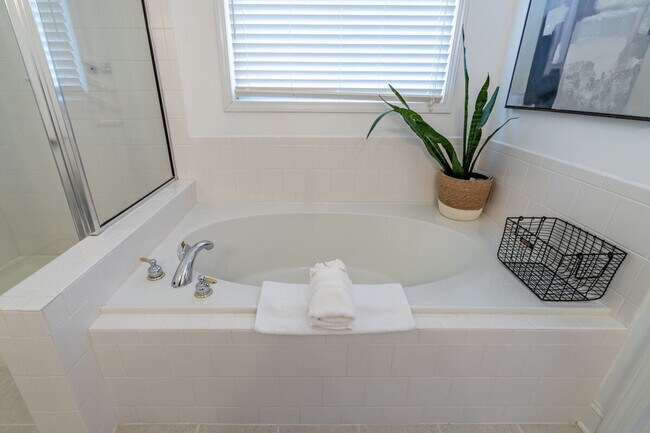 Building Photo - 350 Park Creek Ridge