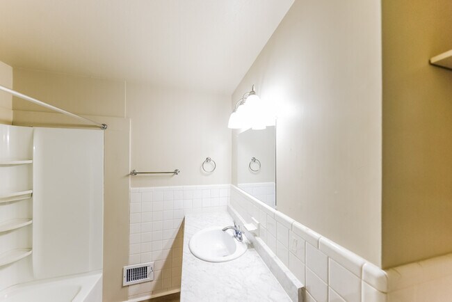 Building Photo - 7708 Saxon Dr SW