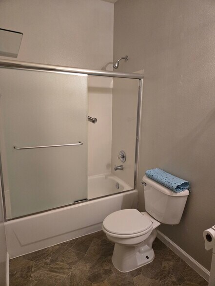 Building Photo - 616 Laurel Dr