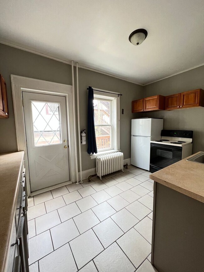 Building Photo - AVAILABLE JUNE - 4 Bed 1 Bath Townhome