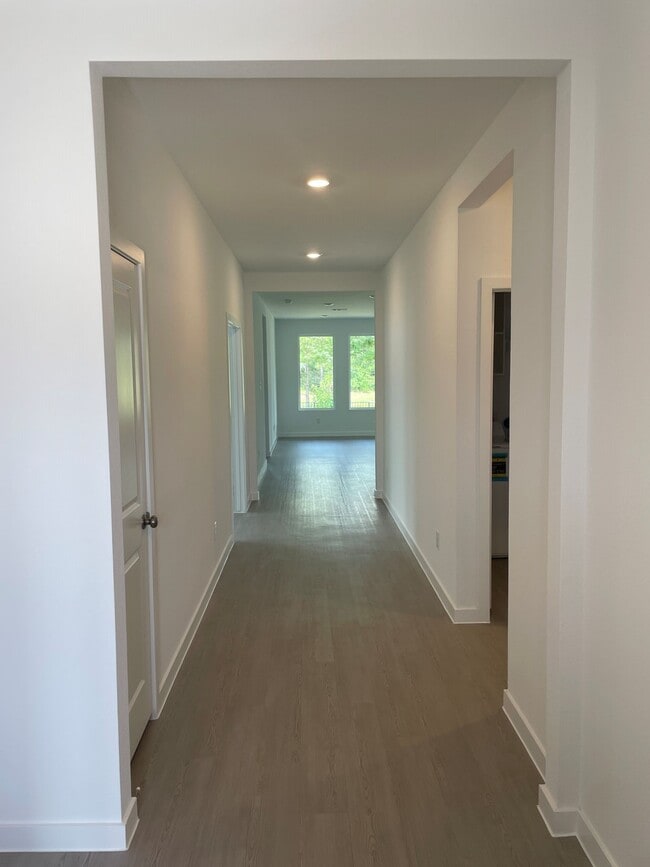 Building Photo - 545 Shoreview Dr