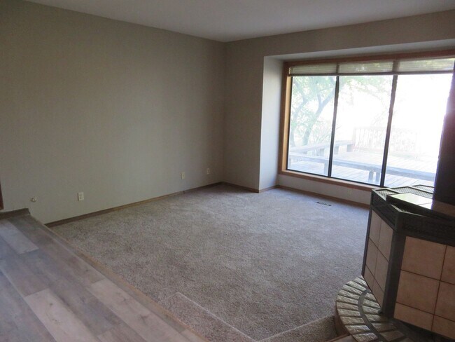 Building Photo - Huge Tri-Level Duplex