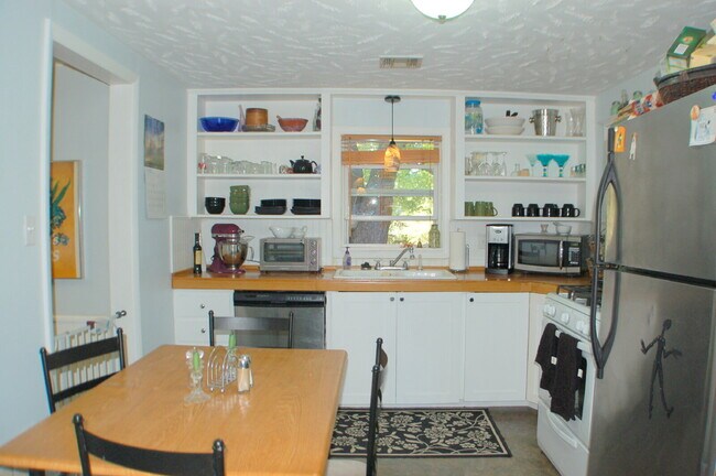 Building Photo - Move In Special! 50% Off First Months Rent