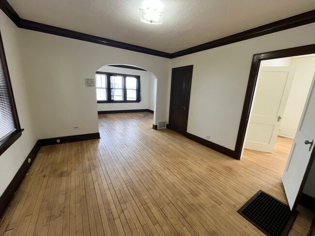 Building Photo - 421-423 E 5th St