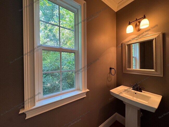 Building Photo - 3353 Cheswick Dr