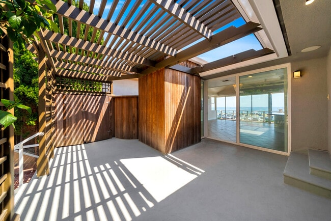 Building Photo - 3116 Breakers Dr
