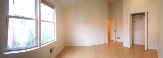 Building Photo - Spacious 3 bedroom 2.5 bath in Squirrel Hill!