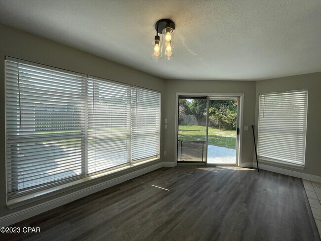 Building Photo - 122 Treasure Palm Dr