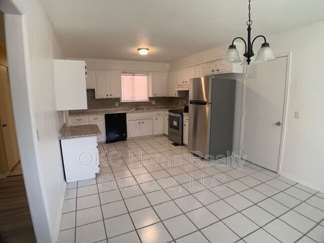 Building Photo - 2808 N Ditmer Rd