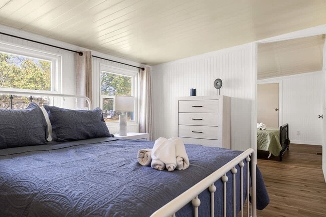 Building Photo - 10034 Hamp Dr