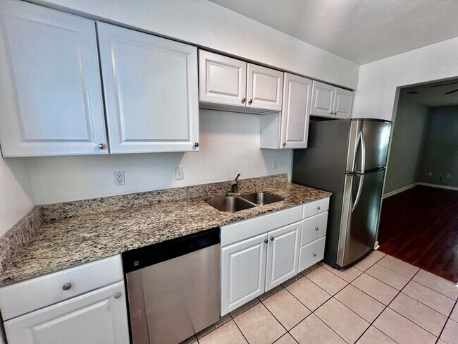 Building Photo - Charming Townhome in the Heart of Virginia Beach