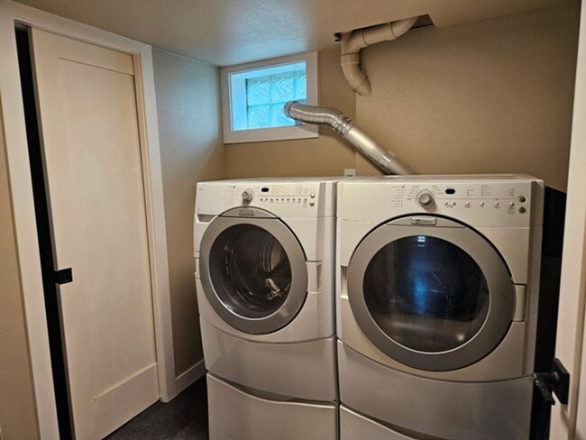 Building Photo - 4Bd/2Ba Two Story Home - For Viewing!