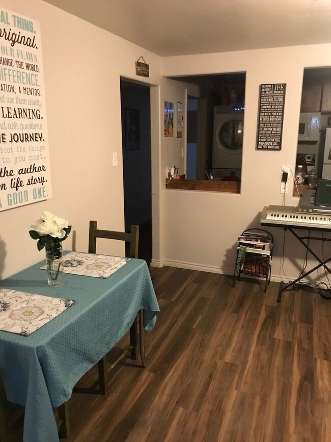 Building Photo - ALL utilities Included 2 Bedroom UNDER $1500
