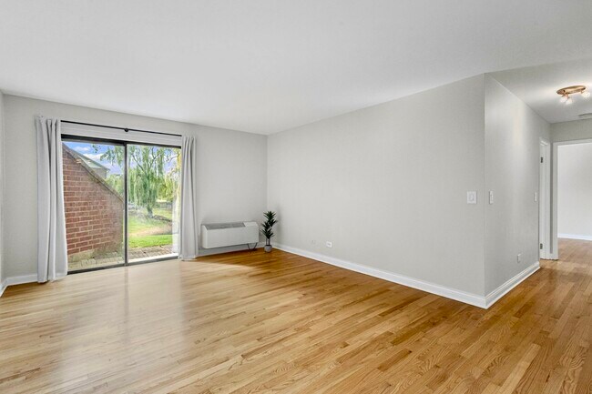 Building Photo - 920 N Lakeside Dr