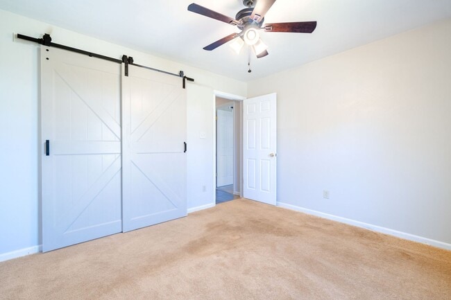 Building Photo - Beautiful 3 bedroom 2 bath house w/attached garage.