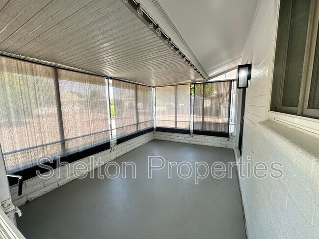 Building Photo - 10806 W Camelot Cir