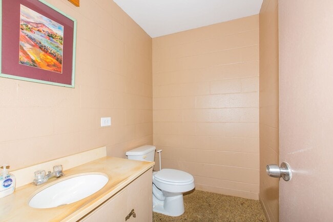 Building Photo - ONO Vista - Furnished / Eastside 1/1/1 pkg w/ courtyard