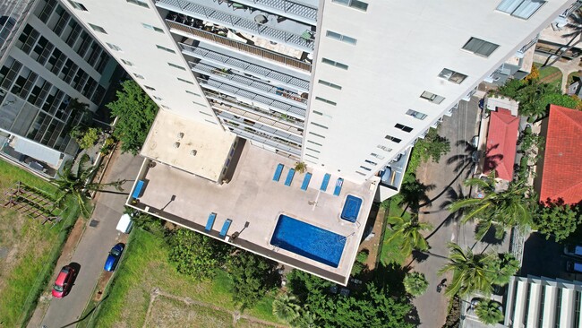Building Photo - 2452 Tusitala St