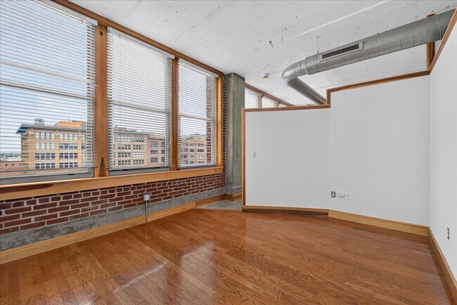 Building Photo - 1627 Locust St