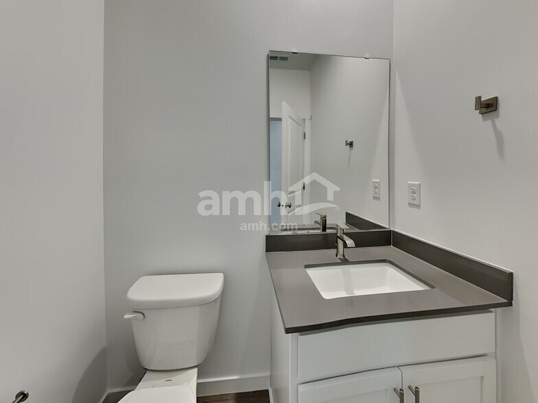 Building Photo - 5048 Washington St SE