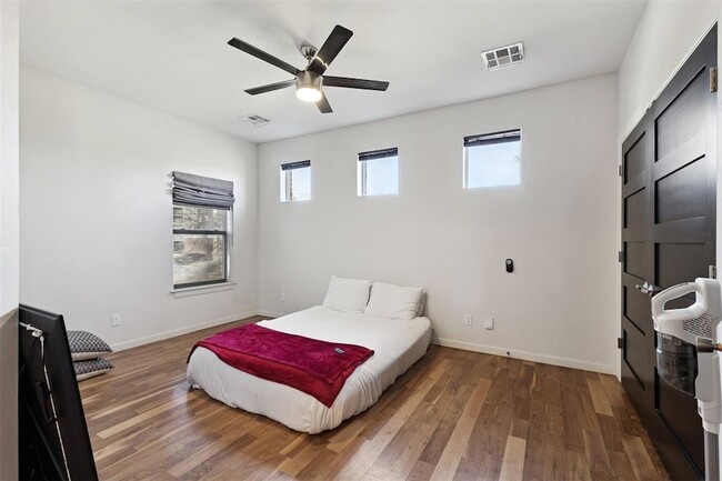 Building Photo - 1008 N Francis Ave