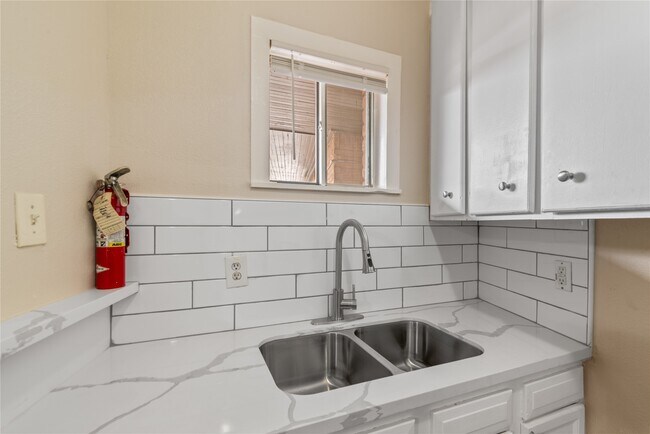 Building Photo - 4811 Oakland St