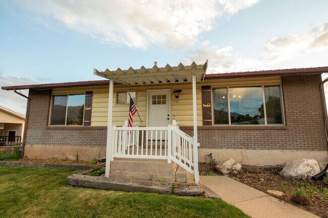 Building Photo - 757 N Hills Dr