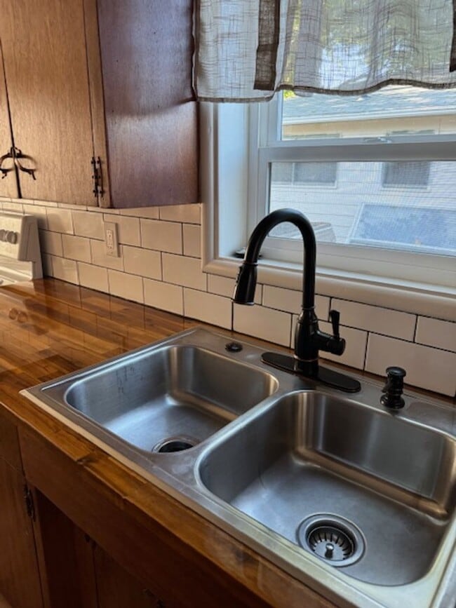 Building Photo - SINGLE LEVEL HOME WITH SPACIOUS FENCED IN YARD