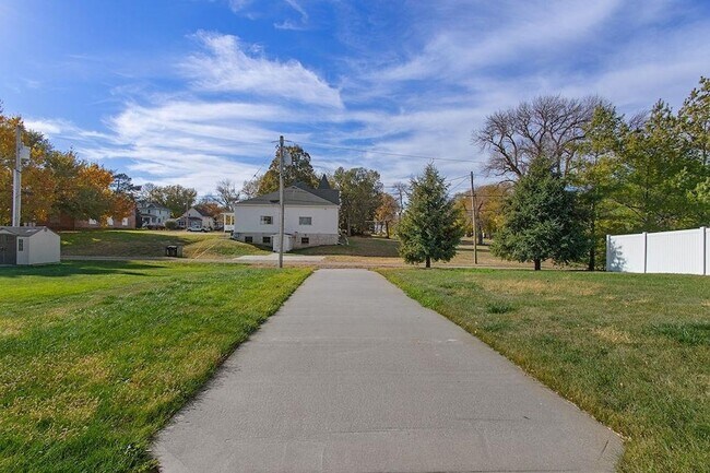 Building Photo - 112 N 5th St