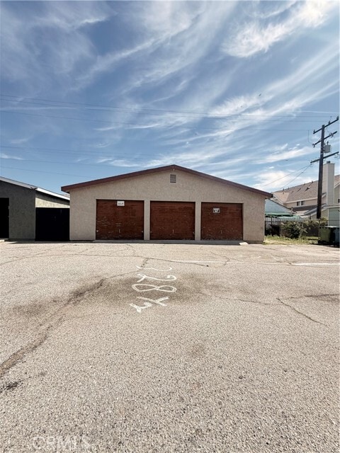 Building Photo - 328 S 6th St