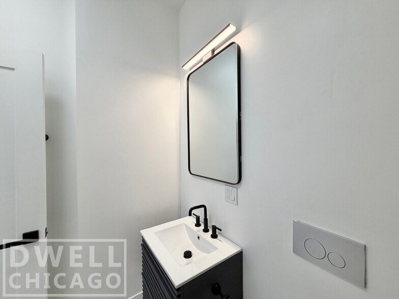 Building Photo - 452 N Racine Ave