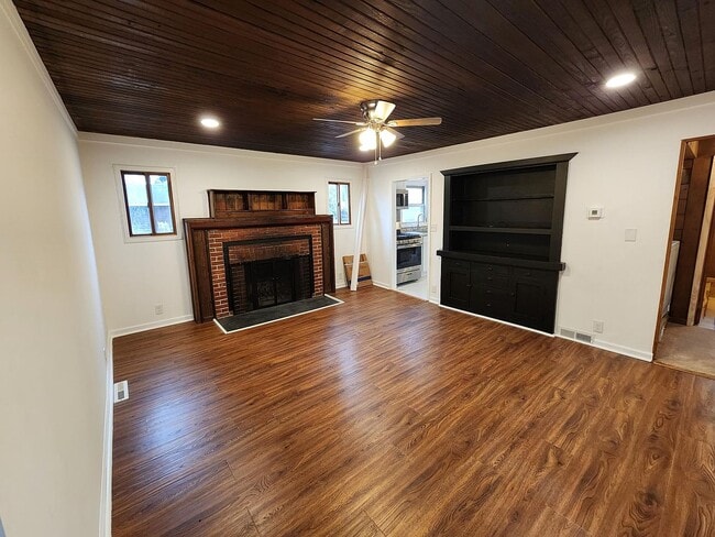 Building Photo - 701 W Lakeshore Dr