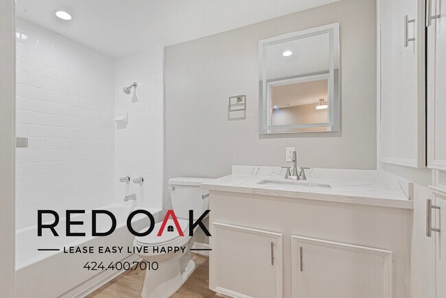 Building Photo - 15050 Moorpark St