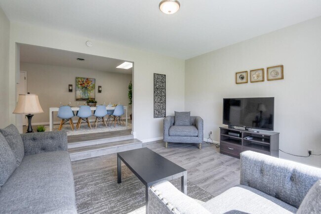 Building Photo - 546 Woodstock Way