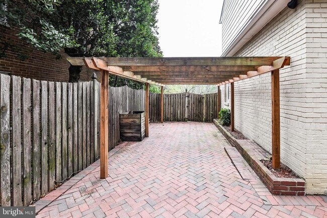 Building Photo - 6014 Fort Hunt Rd