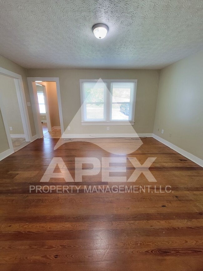 Building Photo - Cute 2 Bd - 1 Ba Single Family Home w/Gara...