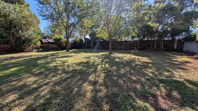 Building Photo - 3 Bedroom Home in the Hudson Manor Community Near S McClintok Dr and E Apache Blvd!