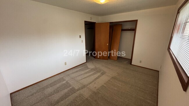 Building Photo - Charming 2BD/1BA with Patio  - Milwaukie